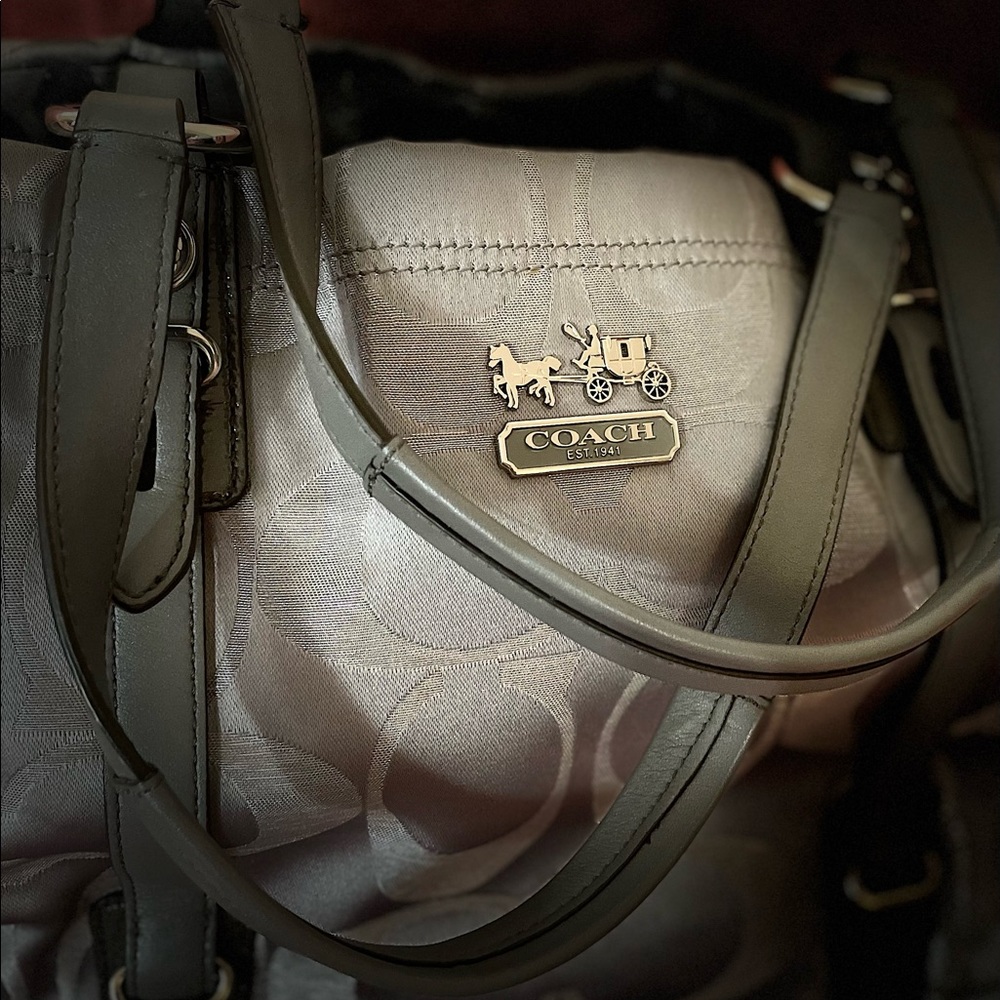 ❤️COACH handbag! AVAILABLE NOW! ❤️
